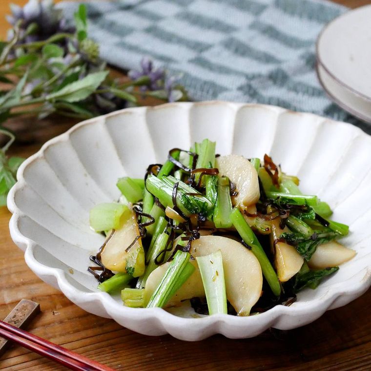 花型の皿に盛りつけられたカブと塩昆布炒め