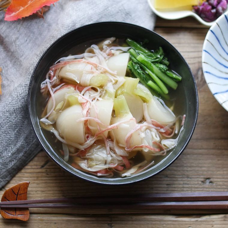 黒い器に盛りつけられたカブのとろりかにあんかけ