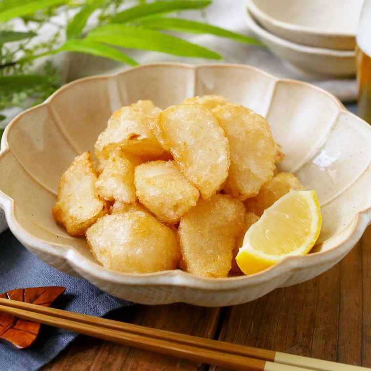 花型の器に盛りつけられたカブ唐揚げ