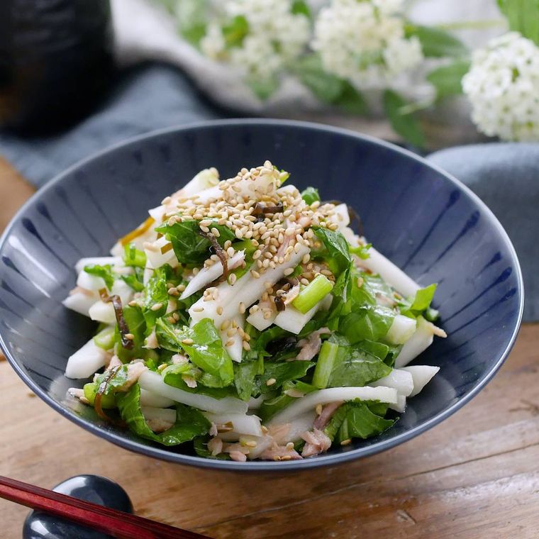 黒い器に盛りつけられた無限カブ