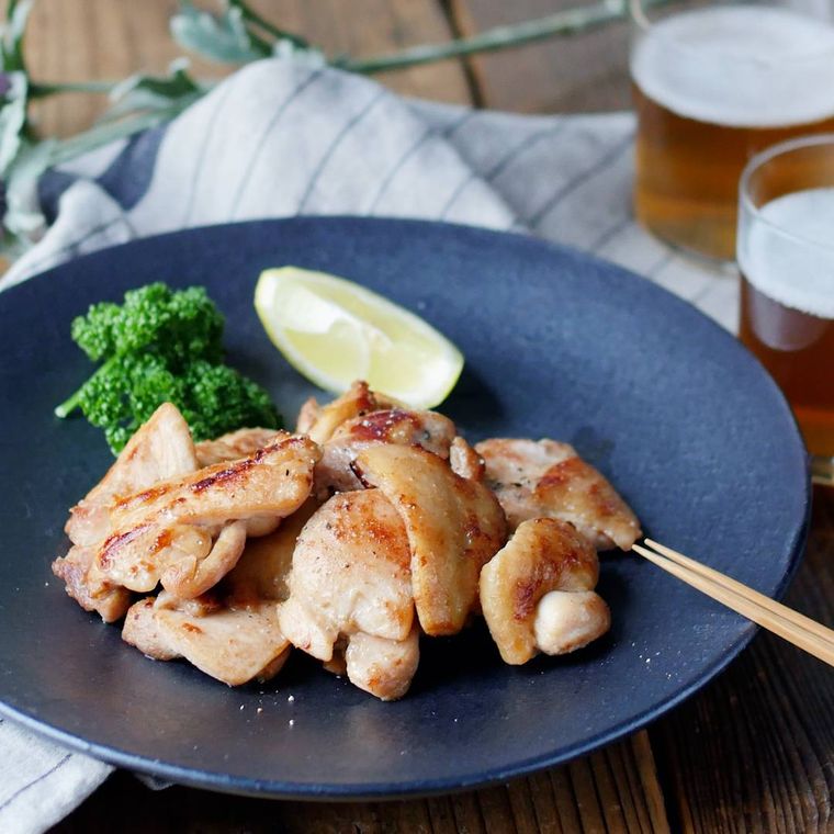 黒い皿に盛られたやみつきチキン