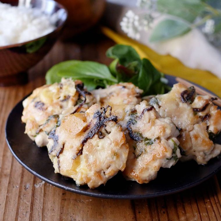 黒い皿に盛られた塩こんぶチーズつくね