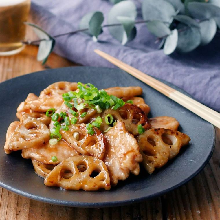 黒い皿に盛られた鶏むね肉とれんこんの甘辛炒め