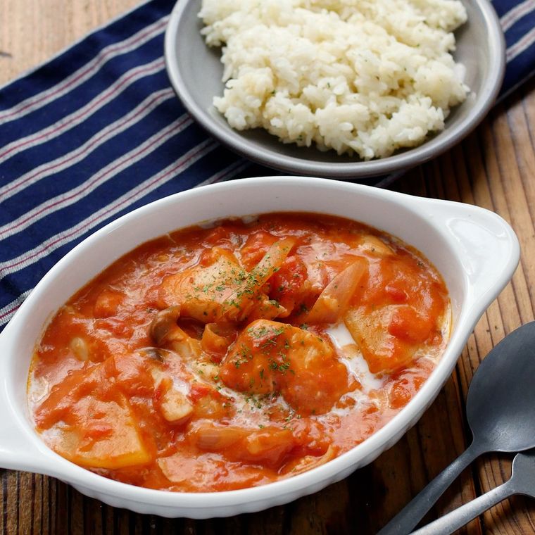 白い器に盛られたガーリックトマトクリームシチュー