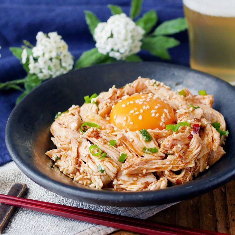 黒い皿に盛られた鶏むね肉のユッケ風