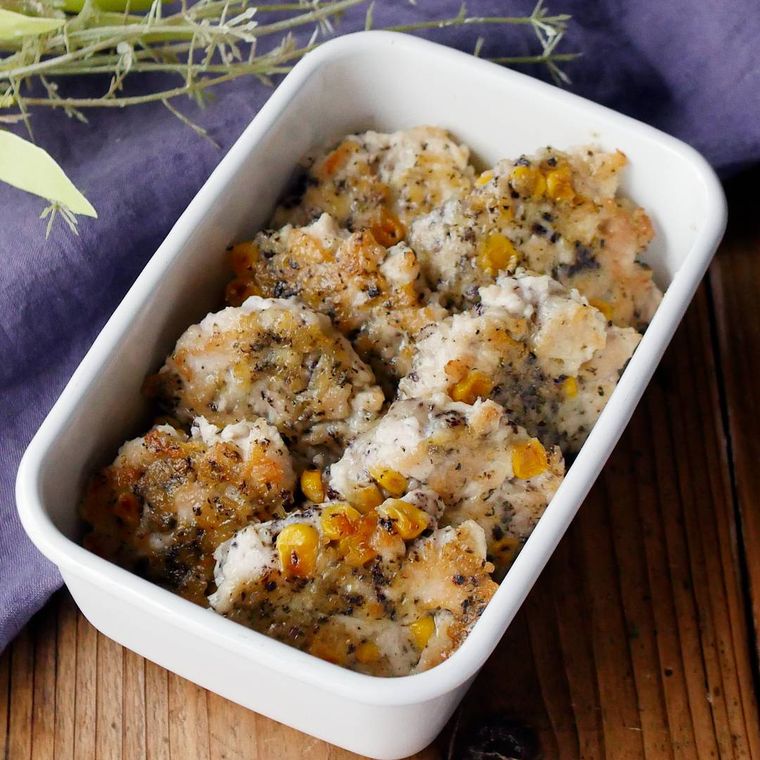 白い皿に盛られたゆかりチーズの鶏むねつくね