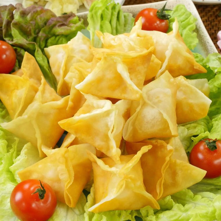 えびマヨワンタン包み揚げがサラダの上に盛り付けられているところ