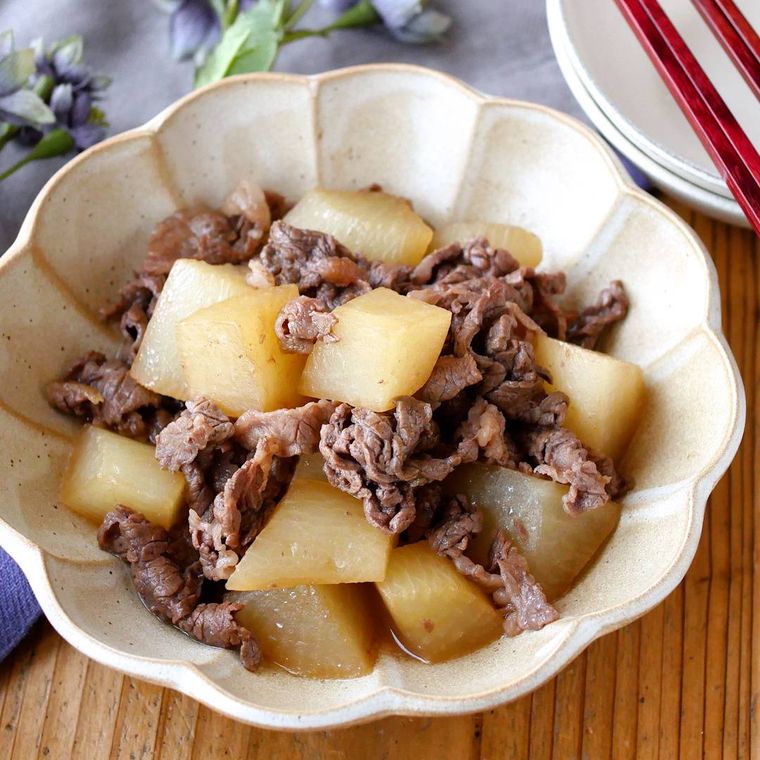 器に盛られた大根と牛肉の甘辛煮