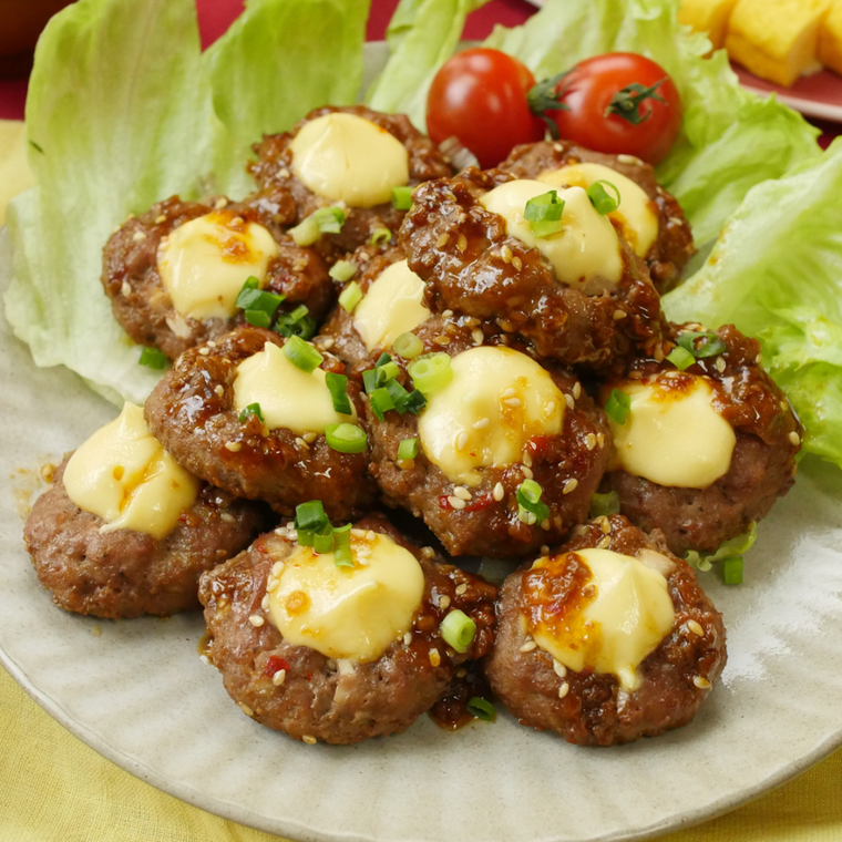 皿に盛られた焼肉マヨネーズボール