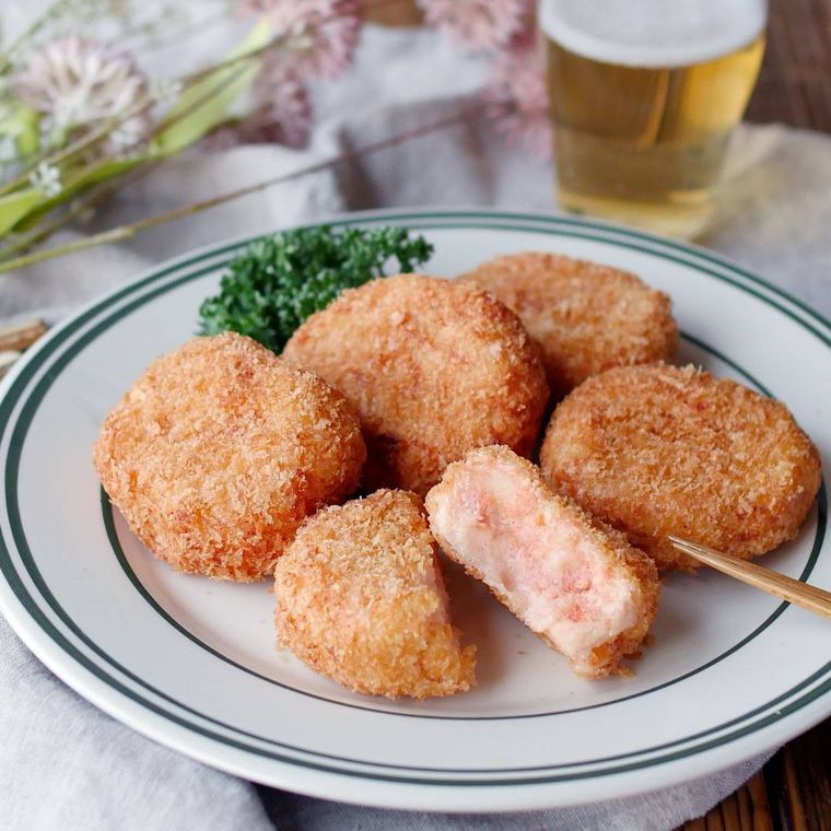 皿に盛られたじゃがバター明太コロッケ