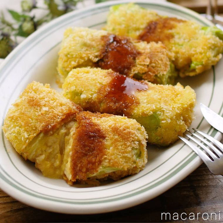 皿に盛られたコーンクリームコロッケ風