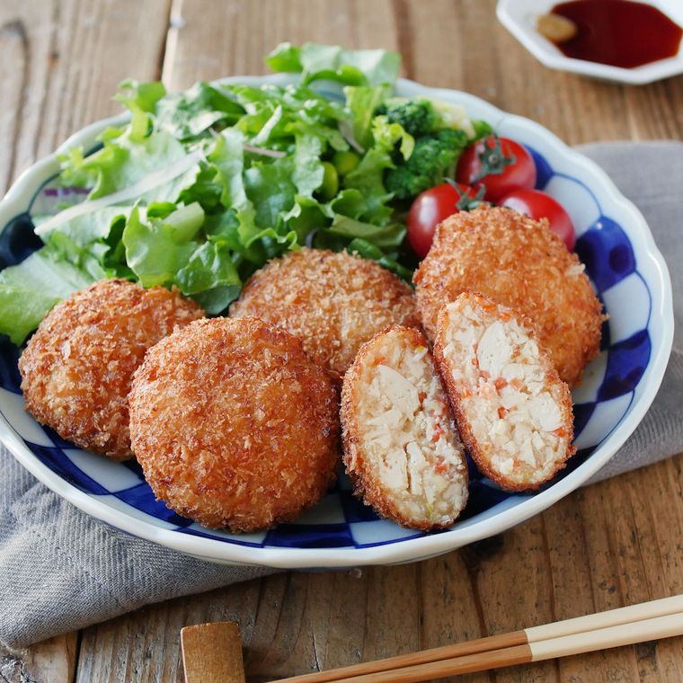 皿に盛られた豆腐コロッケ