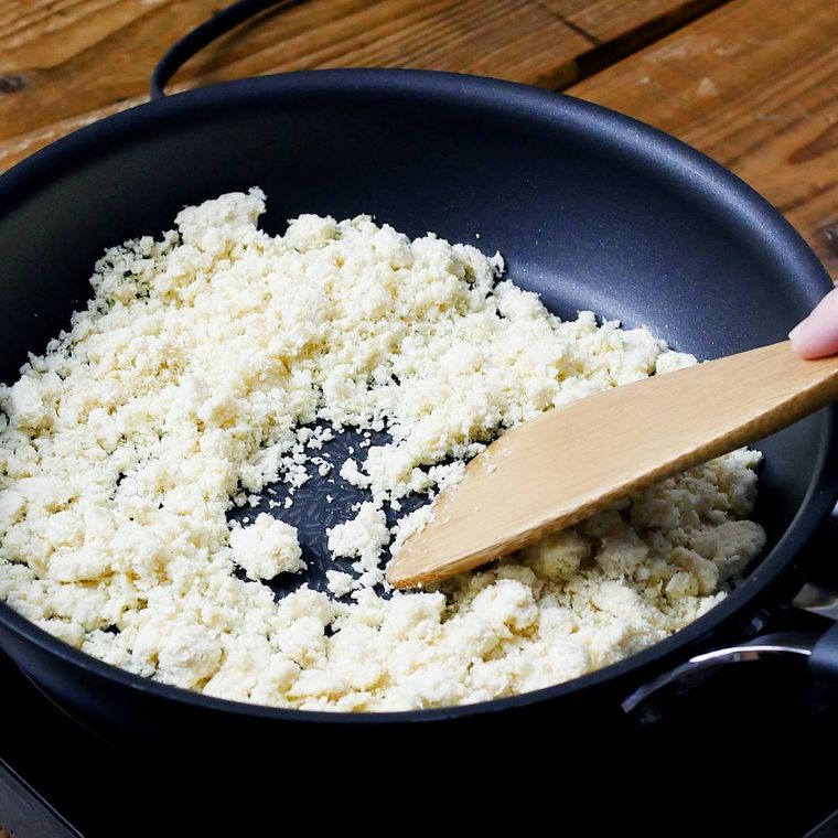 フライパンでおからを炒っている