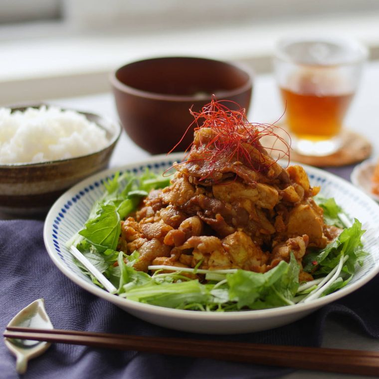 丸皿に盛り付けた汁なし麻婆豆腐