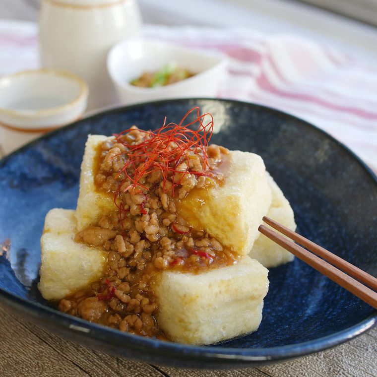 青い皿に盛り付けた揚げ出し麻婆豆腐