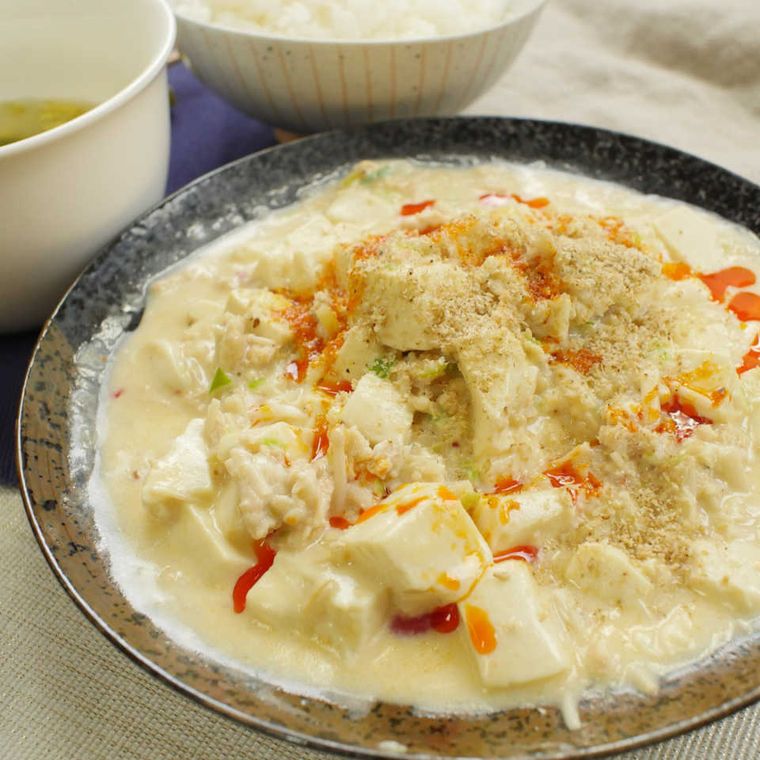 丸皿に盛り付けた白麻婆豆腐