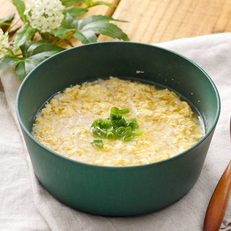 器に盛り付けられた卵粥