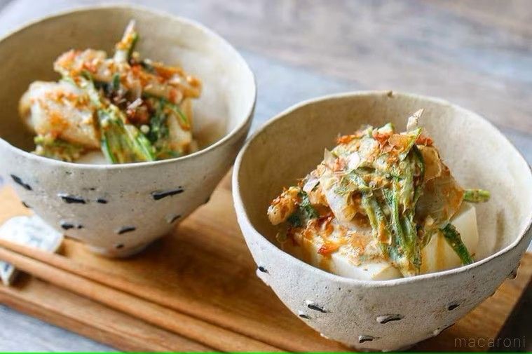 水玉模様の小鉢に入った千切りオクラのゴマだれ冷奴