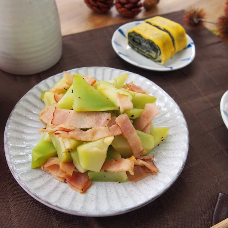 皿に盛られた無限ブロッコリーの茎