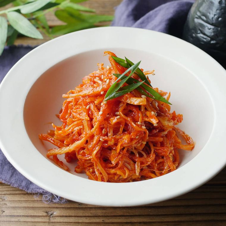 皿に盛られたさきいかと切り干し大根のキムチ