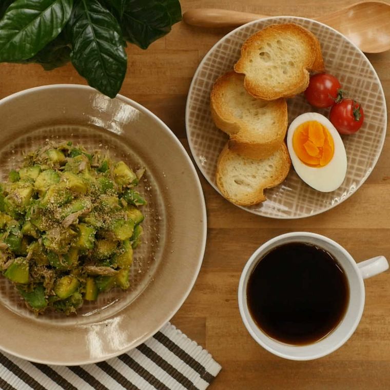 皿に盛られた無限アボカド、フランスパン、カップに入ったコーヒー