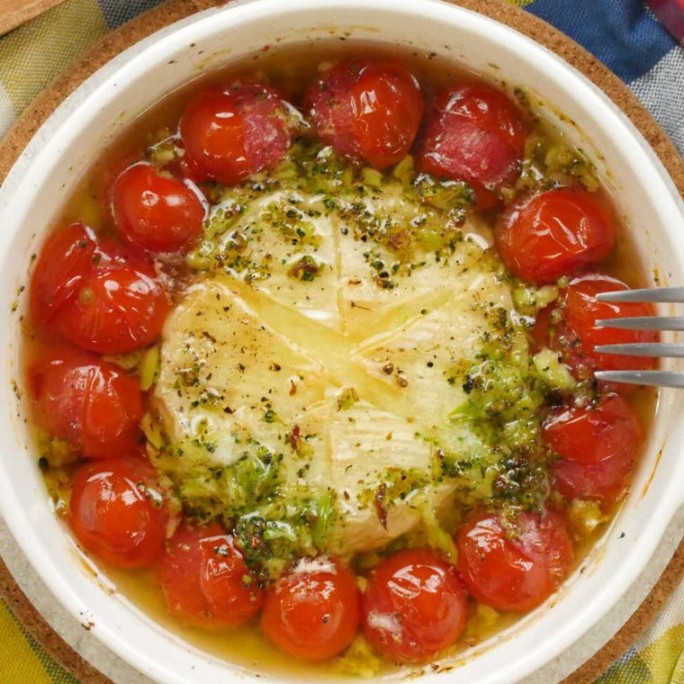 器に盛られたトマトと丸ごとカマンベールチーズアヒージョ