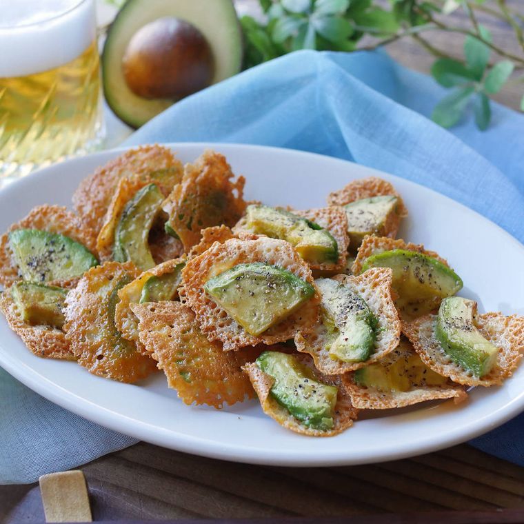 皿に盛られたチーズの羽根つきアボカド