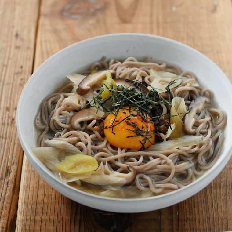 丼に入った月見そば