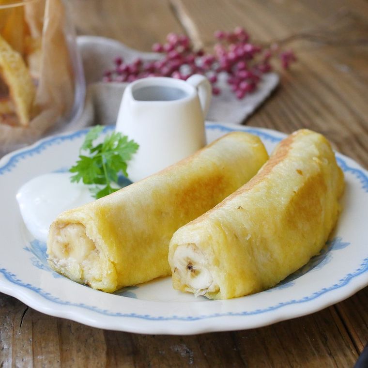 皿に盛り付けられたバナナのロールフレンチトースト