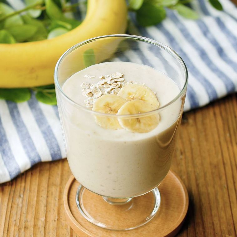 グラスにそそがれたバナナスムージー