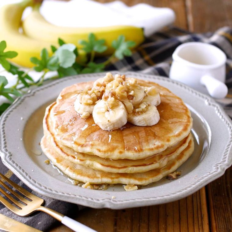 皿に盛り付けられたバナナパンケーキ