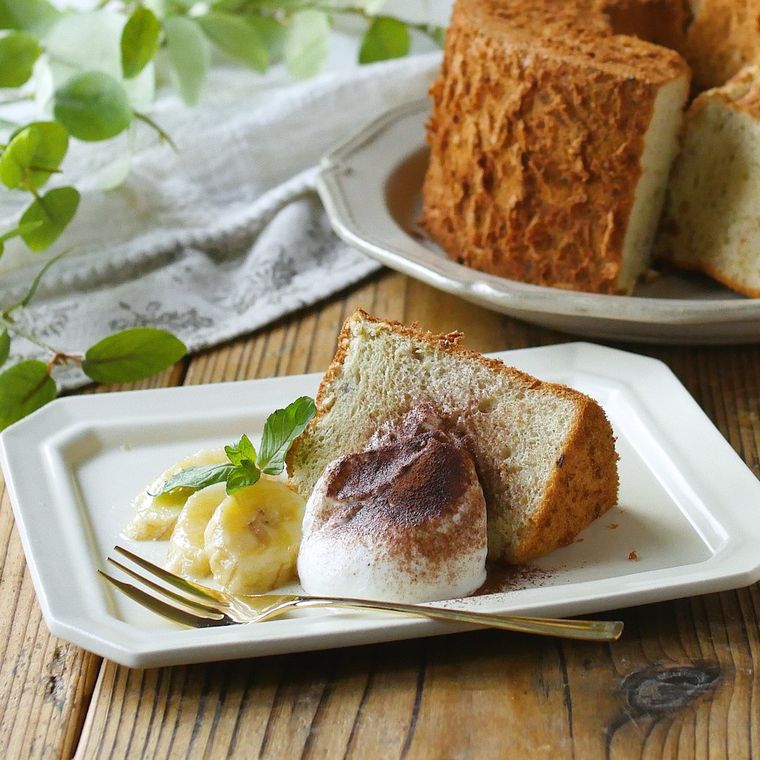 皿に盛り付けられたバナナシフォンケーキ