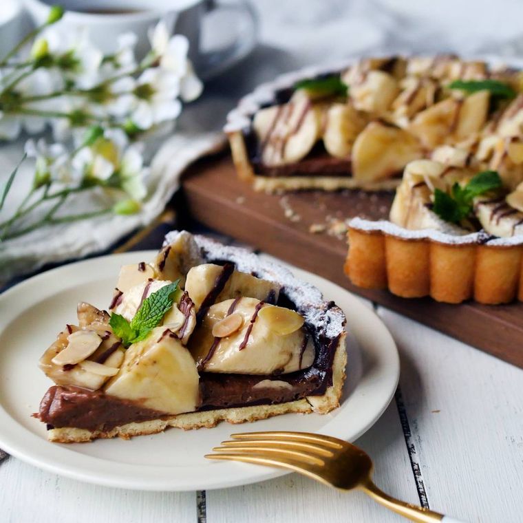 皿に盛られたチョコバナナタルト