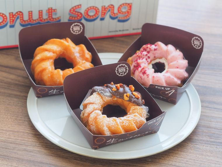 皿に3個並んだ生フレンチクルーラー