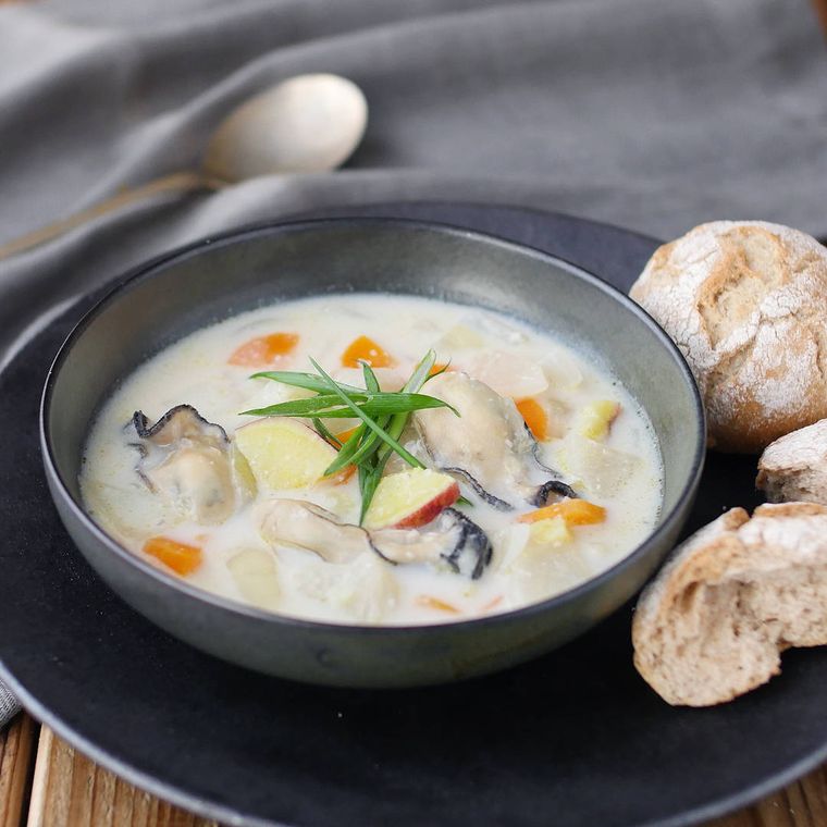 器に入った牡蠣チャウダー