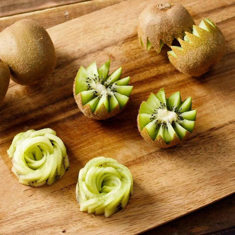 飾り切りにされたキウイ