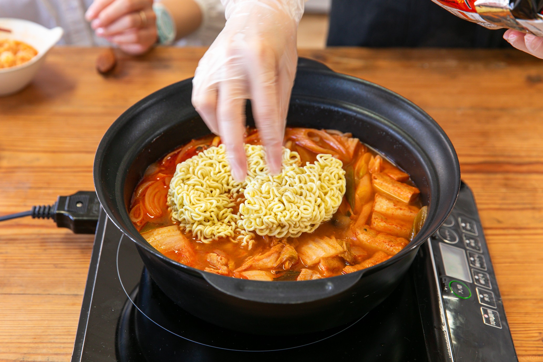 マカロニメイトが本音で語る！辛ラーメンを入れて作る「コリコレ鍋