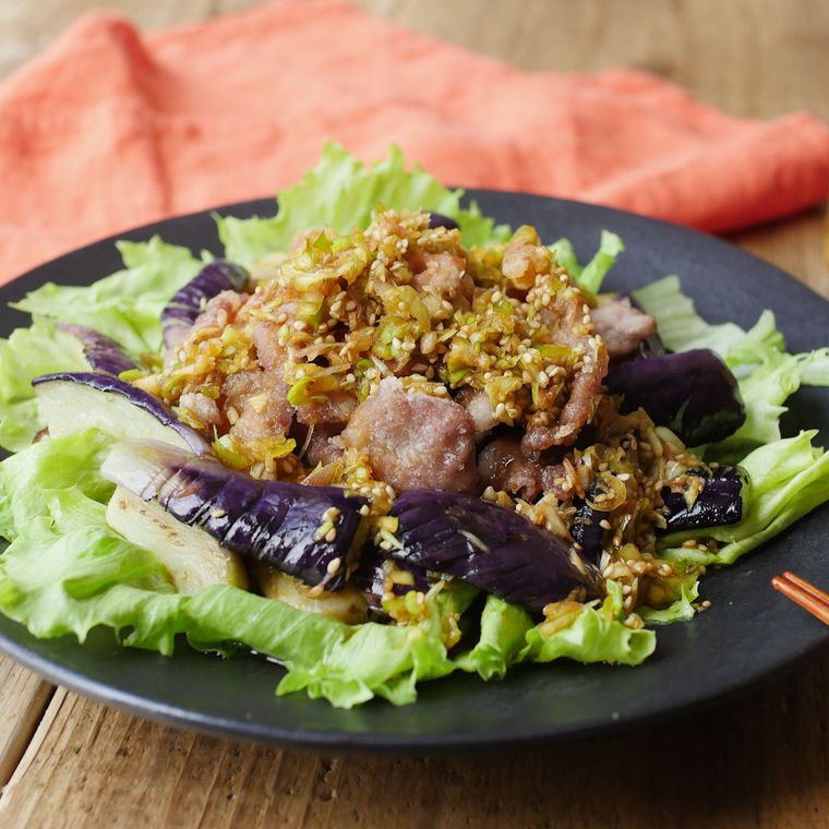 黒い皿に盛りつけられた豚肉となすのみょうが香味だれがけ