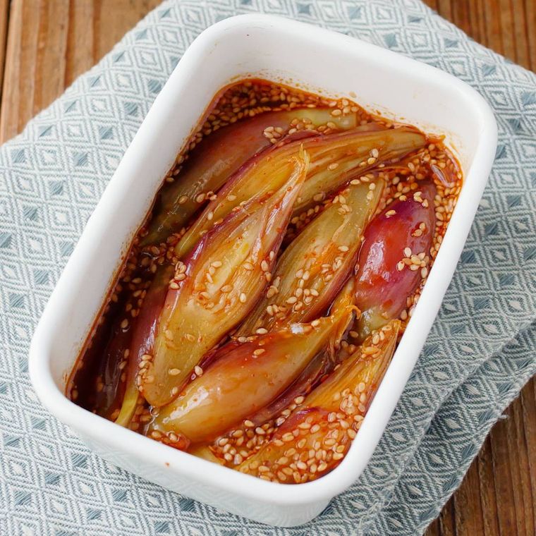 白い保存容器に入っているみょうがのピリ辛漬け