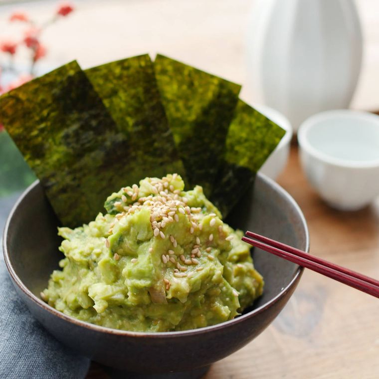 濃緑色の小鉢に盛りつけられたみょうがとアボカドのなめろう