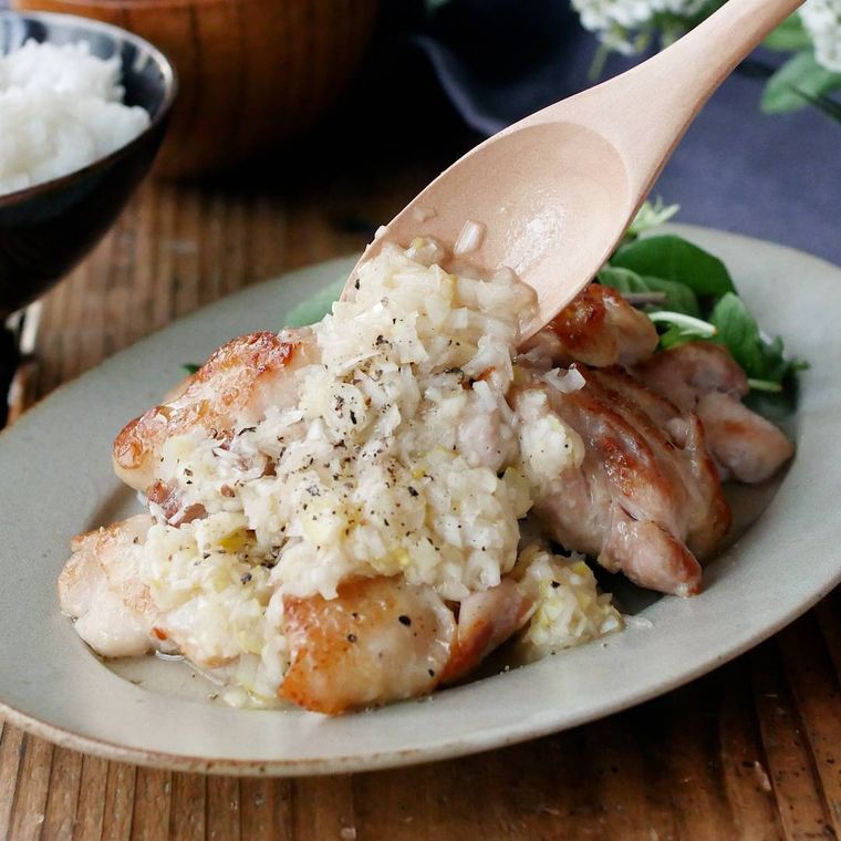 皿に盛り付けたチキンソテーのねぎ塩レモンだれ
