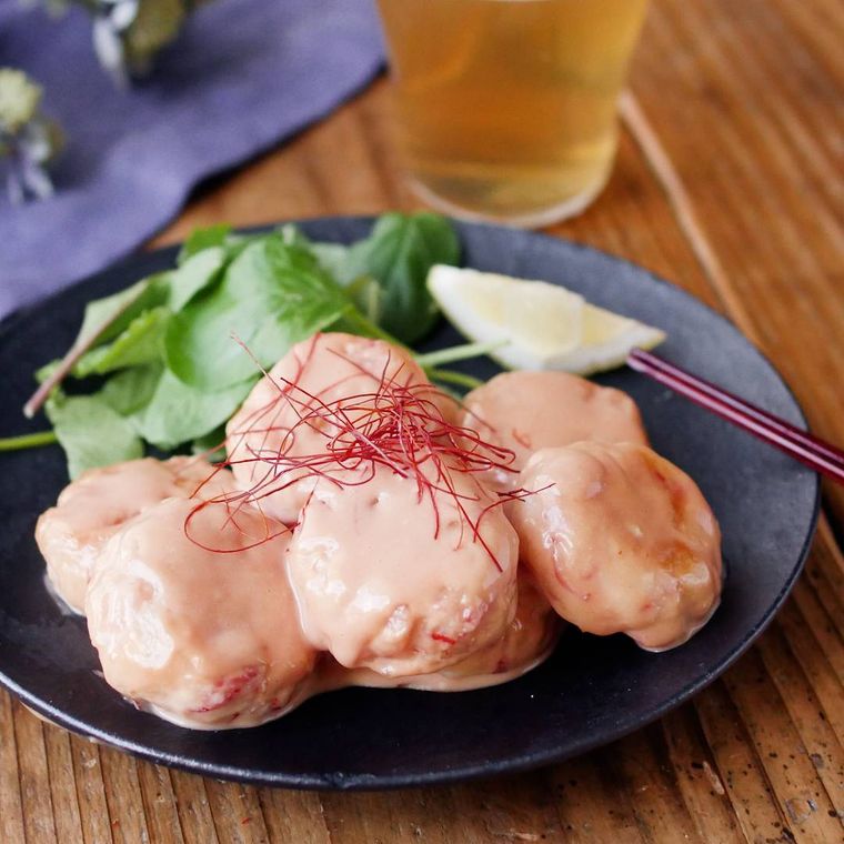 皿に盛り付けたエビマヨ風