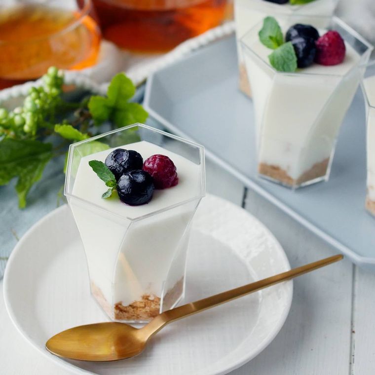 カップに入ったレアチーズケーキ風プリン