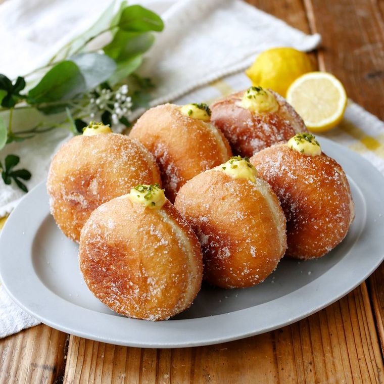 皿に盛り付けたレモンクリームのボンボローニ