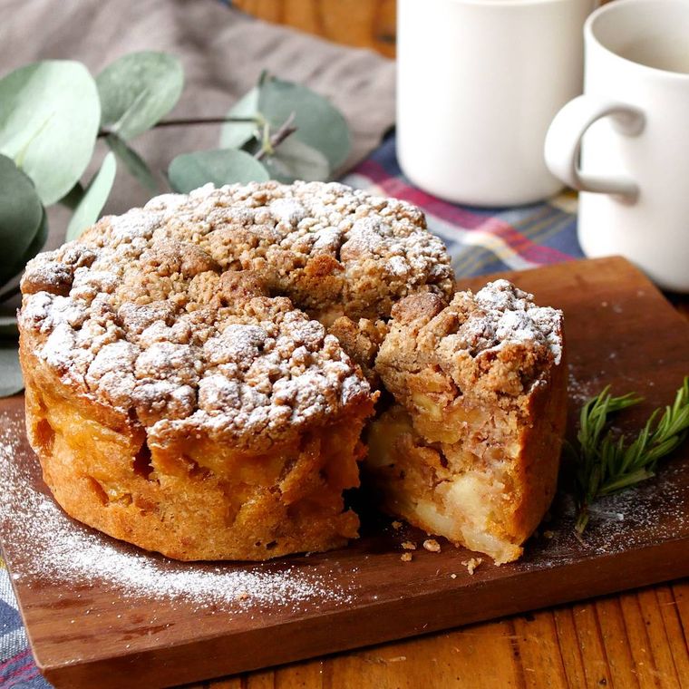ウッドプレートにのせたくるみと林檎のクランブルケーキ