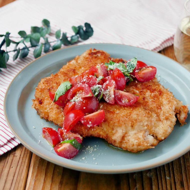 皿に盛り付けた鶏むねチキンカツレツ