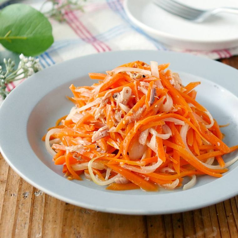 皿に盛り付けたにんじんとツナのサラダ