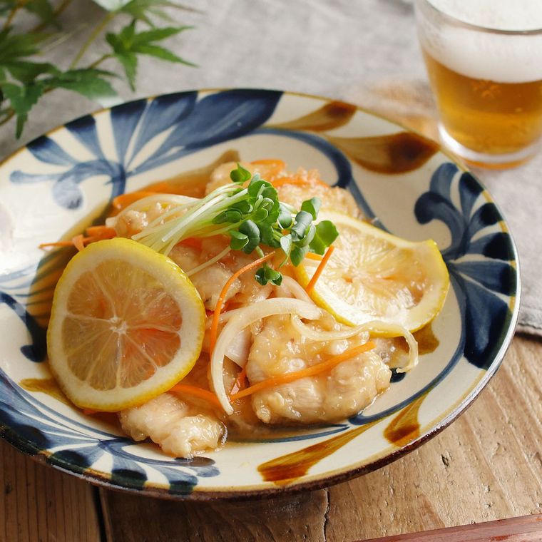 皿に盛り付けた鶏むね肉のレモン南蛮漬け