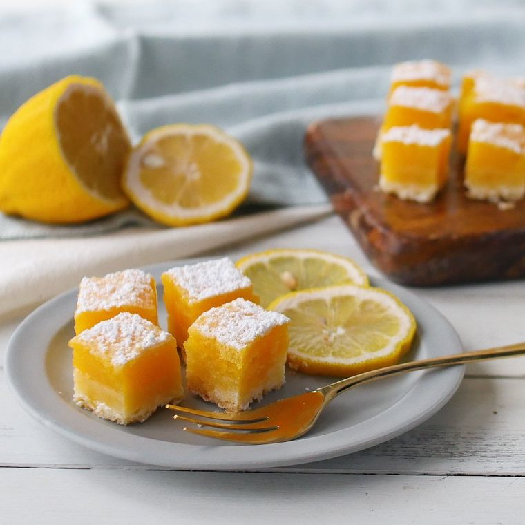 皿に盛り付けたひと口タルトシトロン