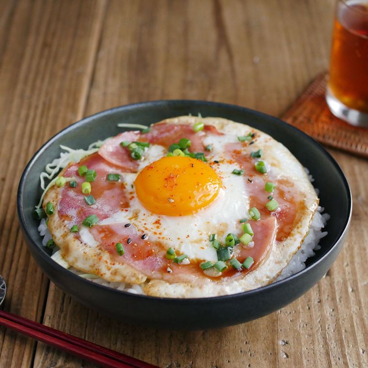 ハムエッグ丼が置かれている